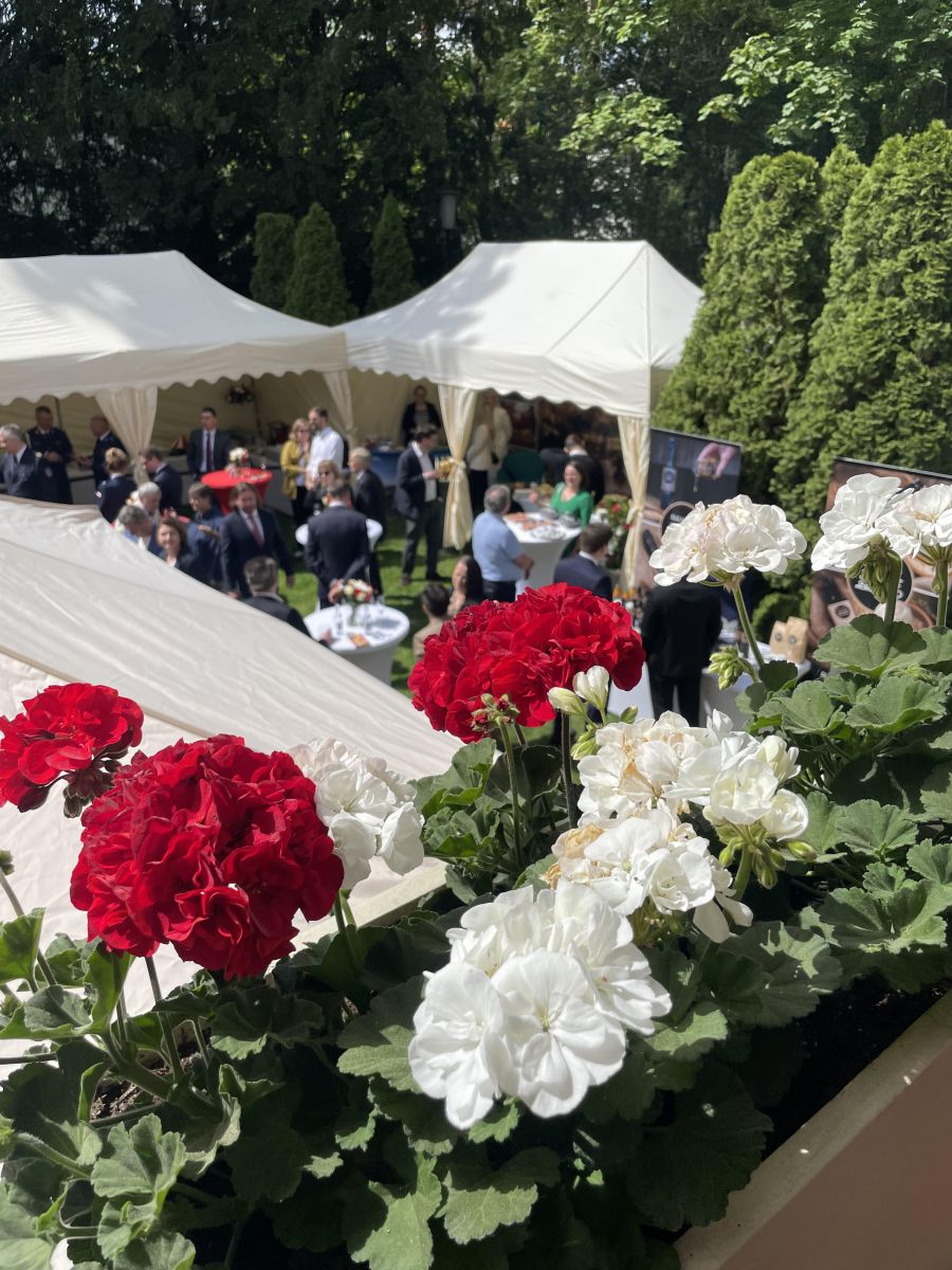 zdjęcie z  uroczystych obchod&oacute;w narodowego Święta Trzeciego Maja w Ambasadzie w Berlinie